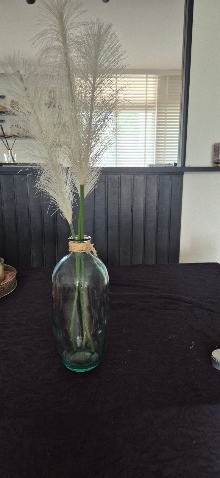 Glazen vaas met decoratieve veren, Huis en Inrichting, Woonaccessoires | Vazen, Inclusief decoratie, Gebruikt, Transparant, Ophalen of Verzenden
