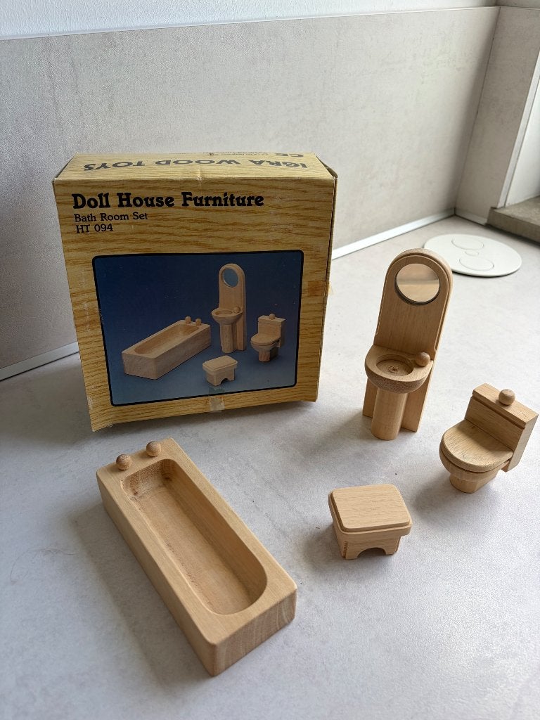 Poppenhuis houten badkamerset, Ophalen, Zo goed als nieuw, Meubelstuk of Keukentje