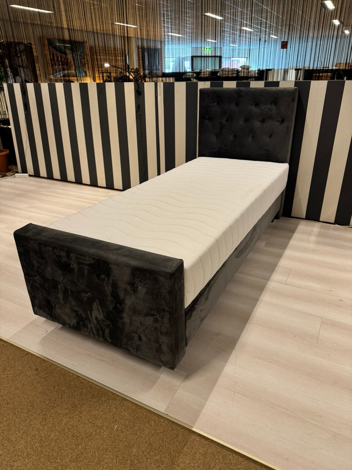 Boxspring 1-Pers. 90x210 Grijs velvet stof Direct/Leverbaar, Ophalen, 90 cm, Nieuw, Mwonenenslapen