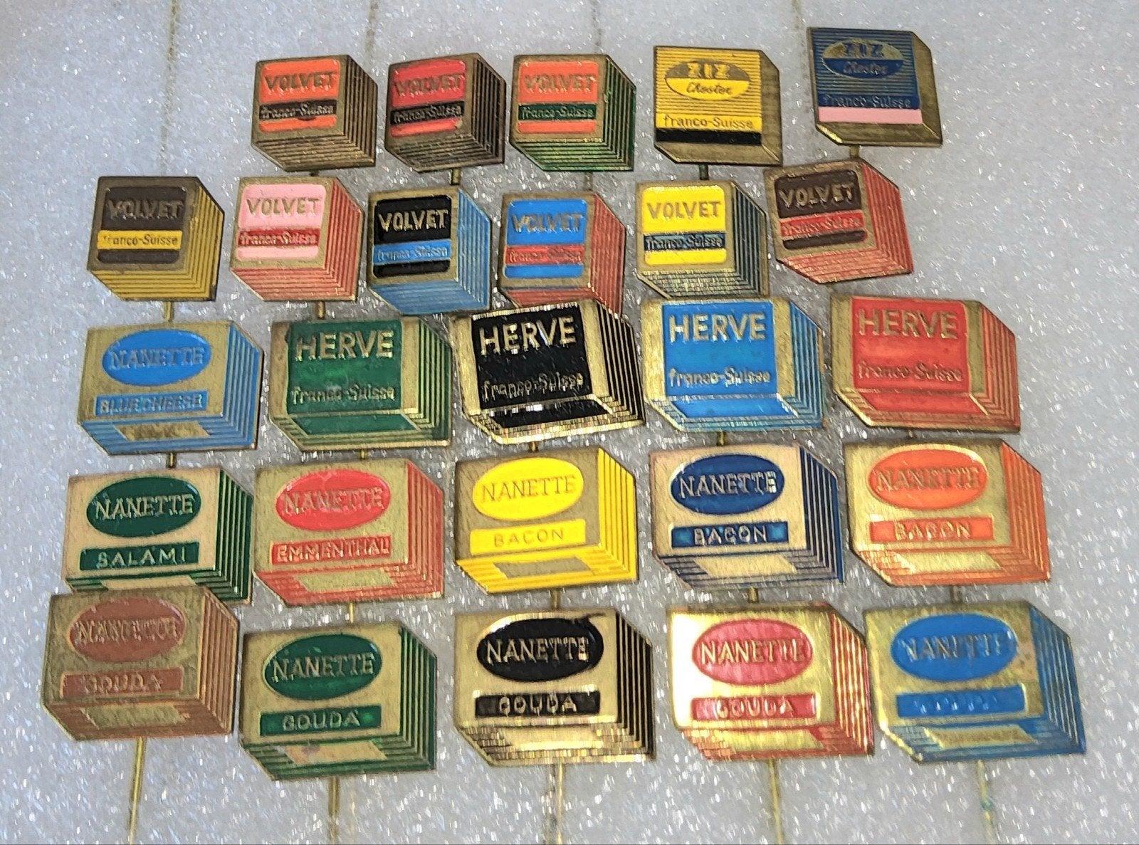 21 Vintage Speldjes Franco Suisse - Volvet, Herve, Nanette, Verzamelen, Ophalen of Verzenden, Gebruikt, Overige onderwerpen, Speldje of Pin