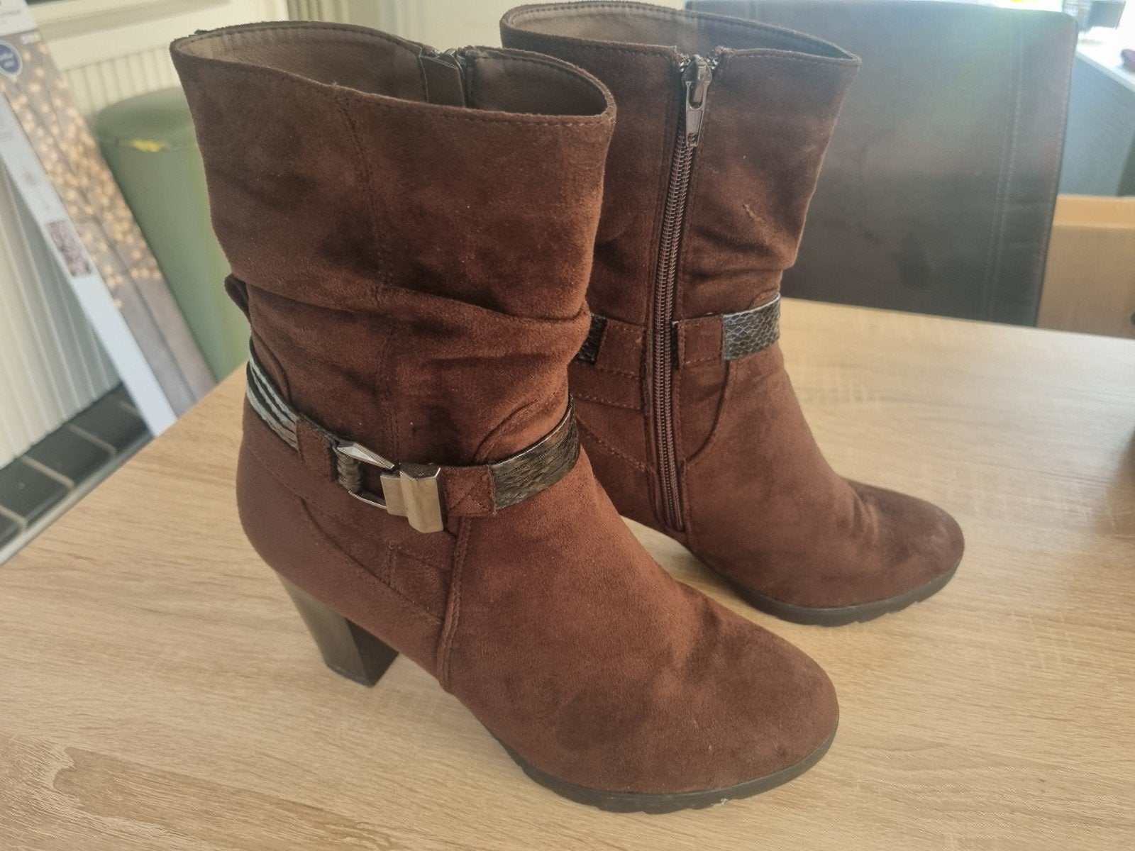 Donkerbruine suède look enkellaarsjes, maat 39., Ophalen of Verzenden, Zo goed als nieuw, Bruin