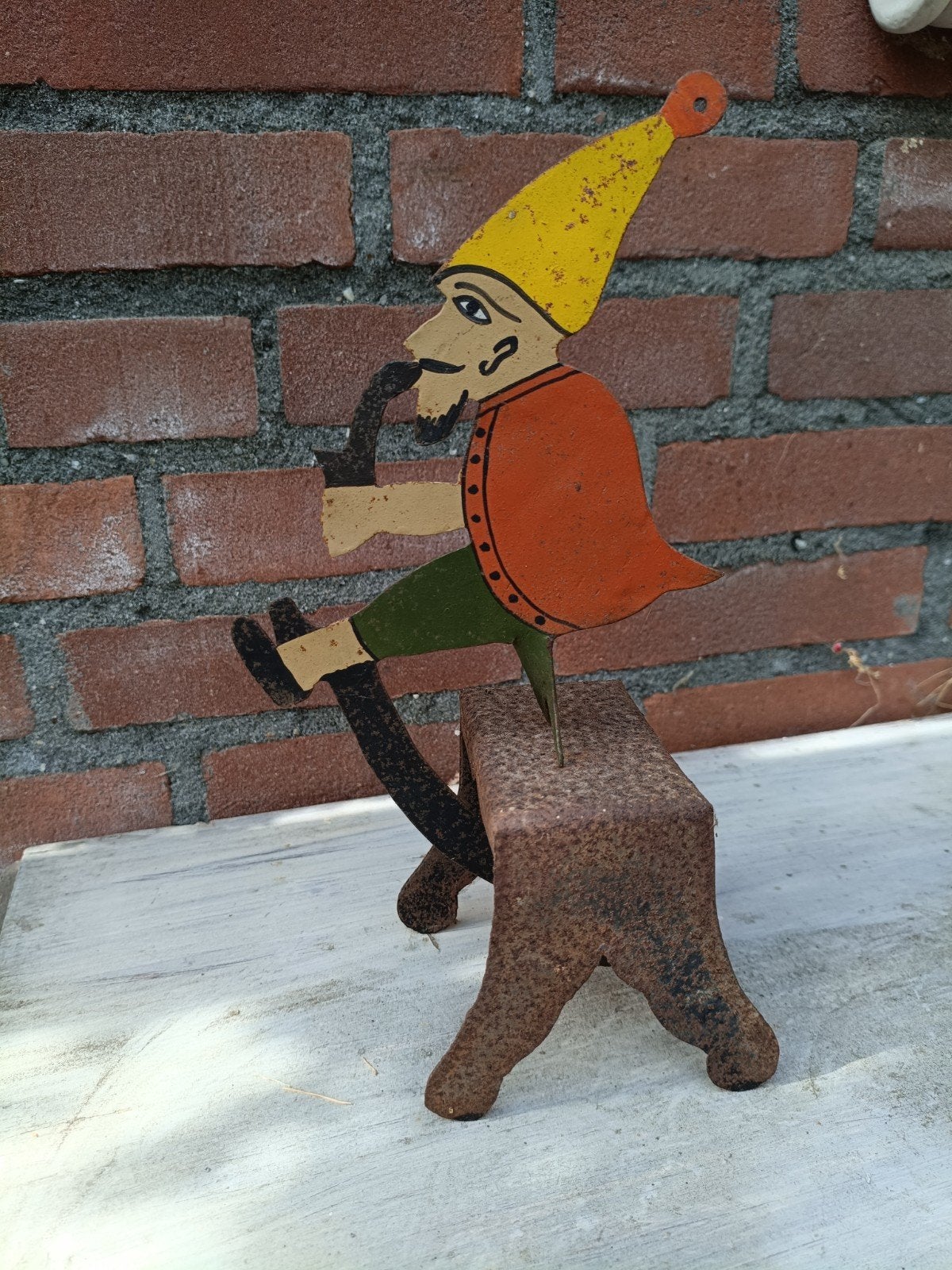 Vintage metalen kabouter op krukje, handgeschilderd, Ophalen