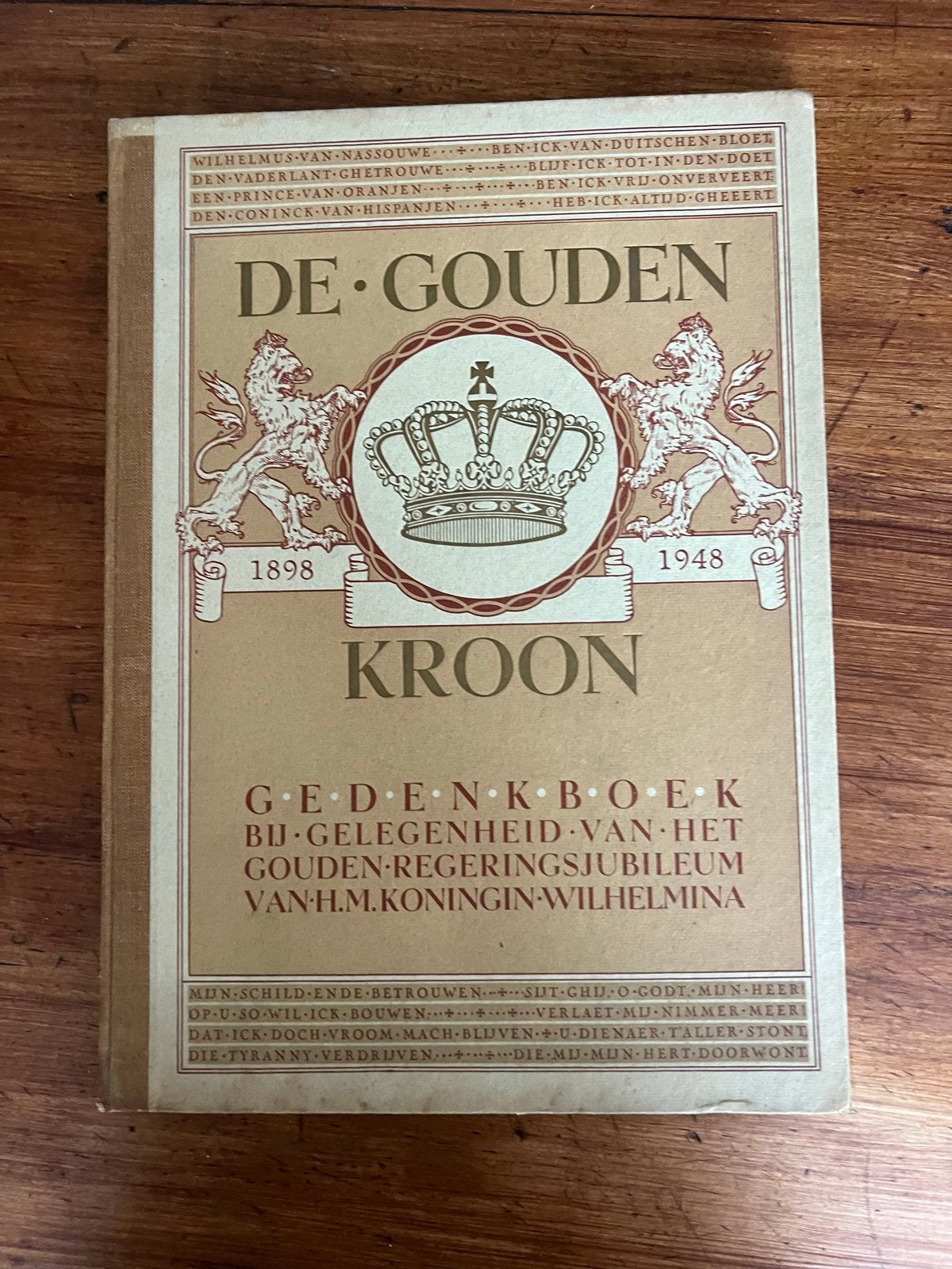 De Gouden Kroon - Gedenkboek Koningin Wilhelmina, Ophalen of Verzenden, Gelezen, Politiek