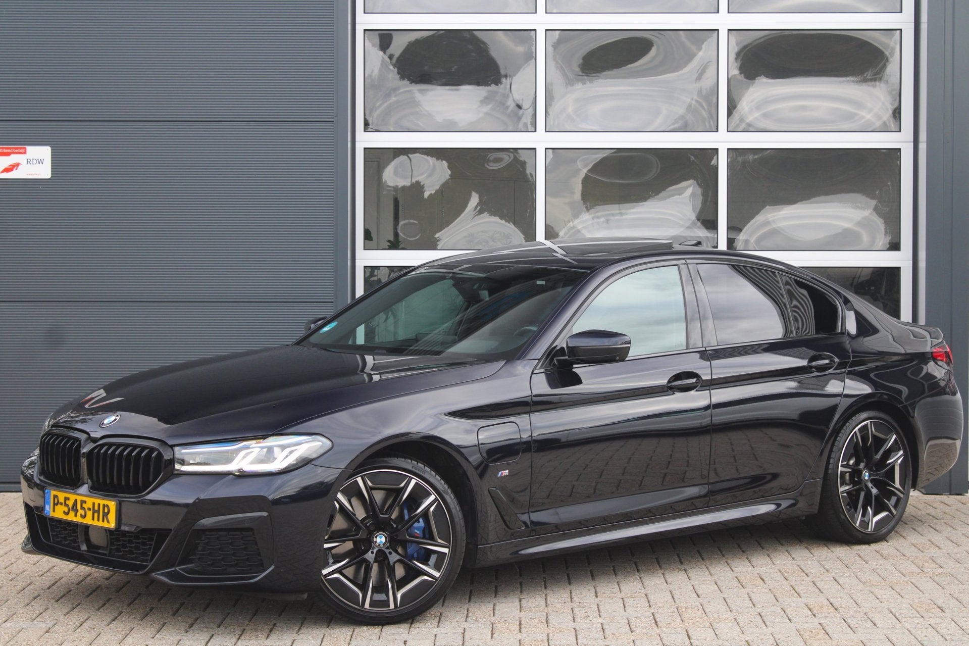 BMW 5-serie 545e xDrive M-Sport | Pano | 360 | Laser | HK |, Auto's, Dealer onderhouden, Gebruikt, Euro 6, 394 pk