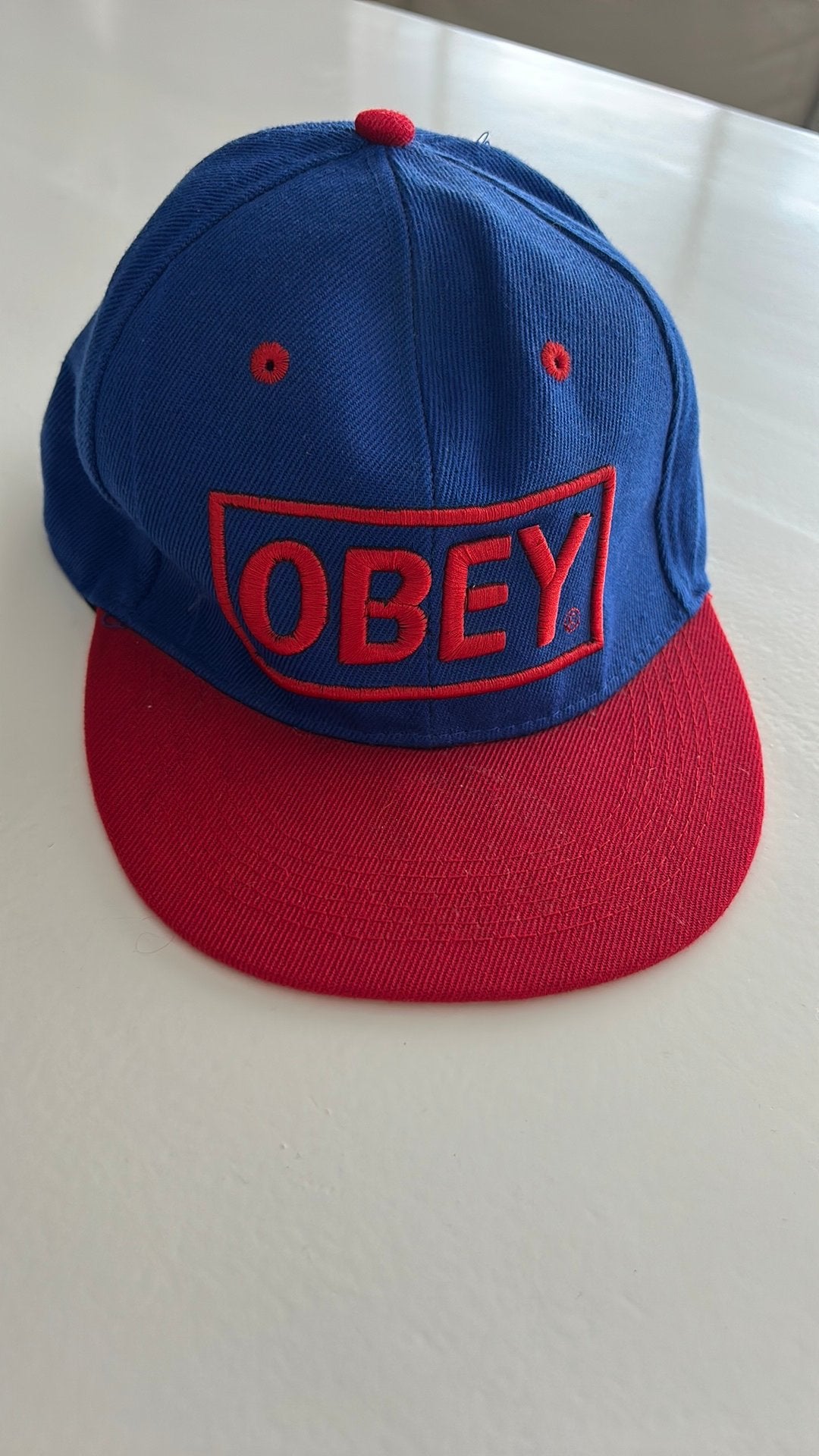 Obey pet blauw rood, Ophalen of Verzenden, Zo goed als nieuw, 57 cm (M, 7⅛ inch) of minder, Pet