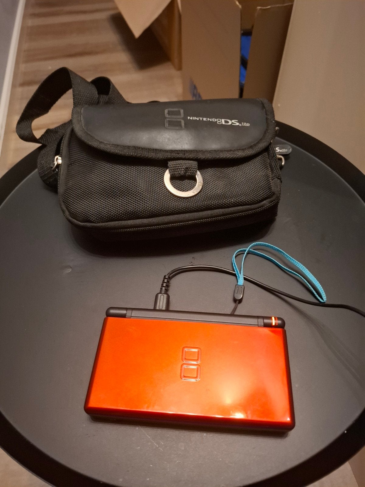 Nintendo DS Lite Rood/zwart met tasje en oplader, Spelcomputers en Games, Gebruikt, Ophalen of Verzenden, DS Lite, Rood