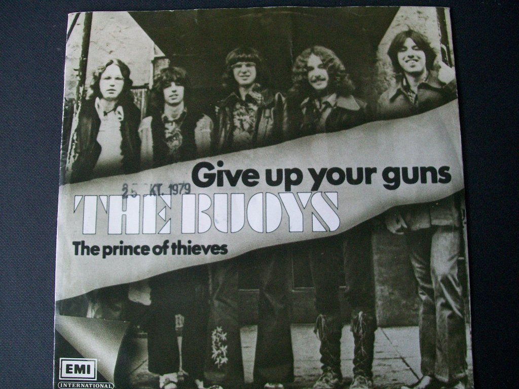 THE BUOYS met Give Up Your GUNs in nieuwstaat 1979, 7 inch, Zo goed als nieuw, Pop, Beschermende buitenhoes
