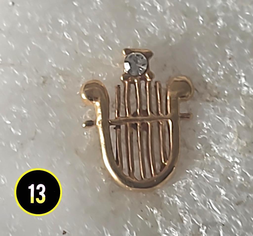 Goudkleurige harp pin met steentje, Verzenden