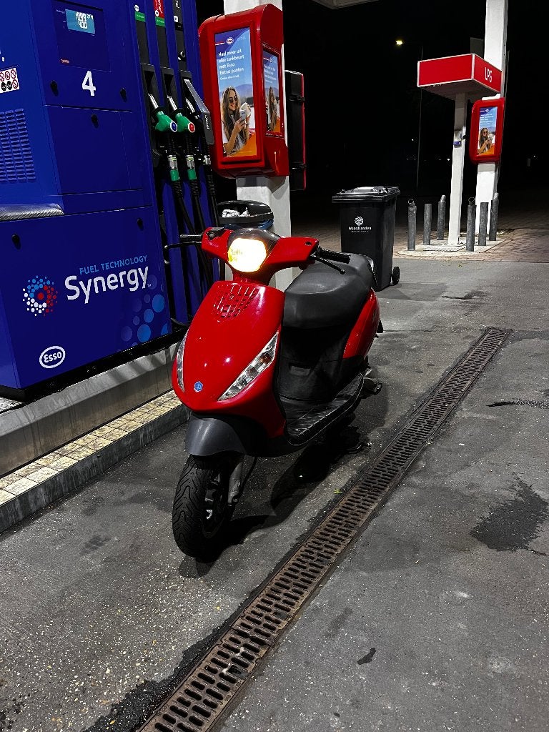 piaggio zip 2 takt 70cc 2000, Fietsen en Brommers, Scooters | Piaggio, Ophalen, Tweetakt, Maximaal 45 km/u, Zo goed als nieuw