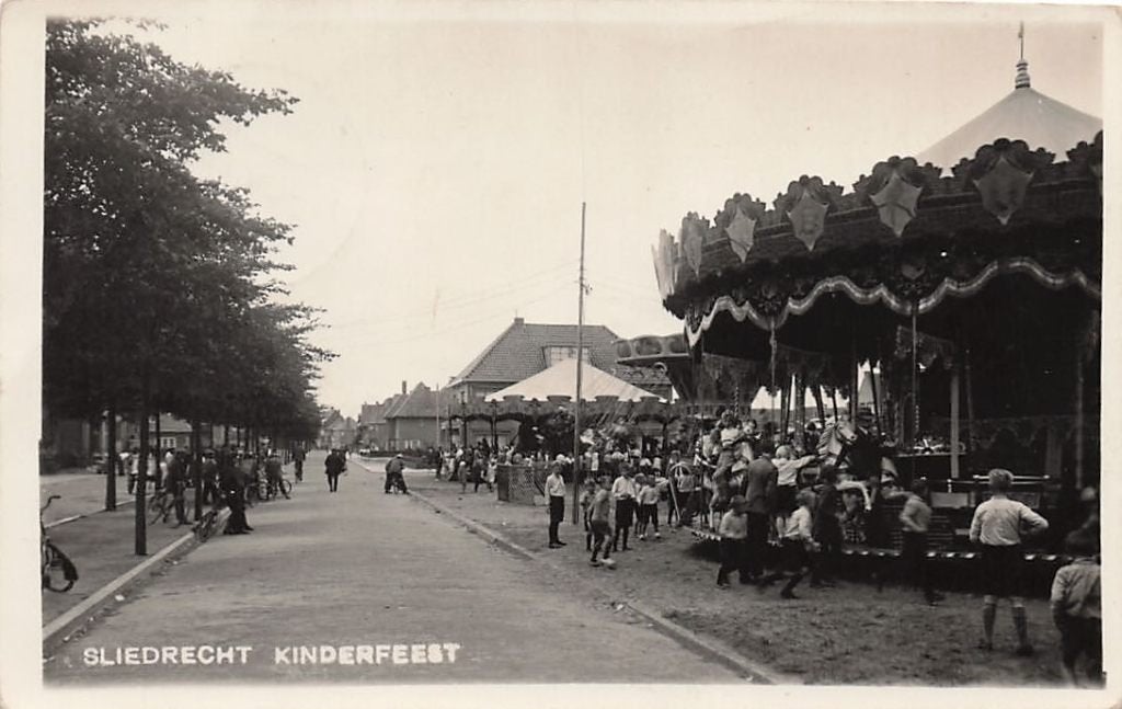 W209 Sliedrecht Kinderfeest KERMIS FOTOKAART Draaimolen 1933, Ophalen of Verzenden, 1920 tot 1940, Gelopen, Zuid-Holland