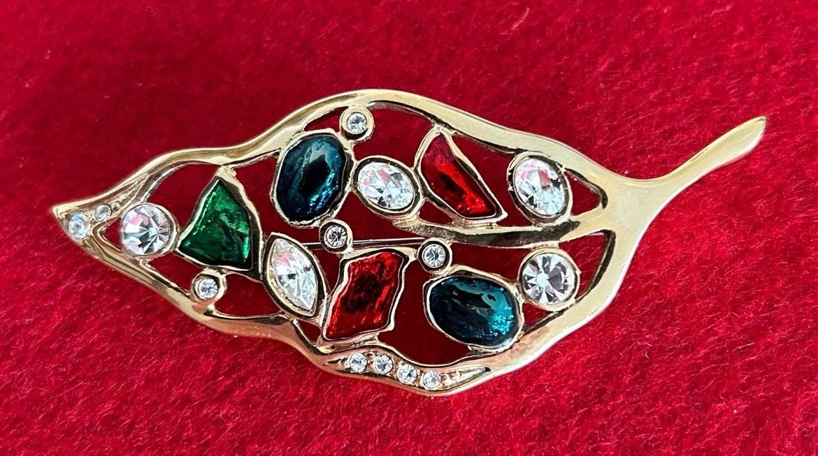 Goudkleurige broche in bladmotief met gekleurde steentjes, Overige materialen, 4 tot 7 cm, Verzenden, Zo goed als nieuw