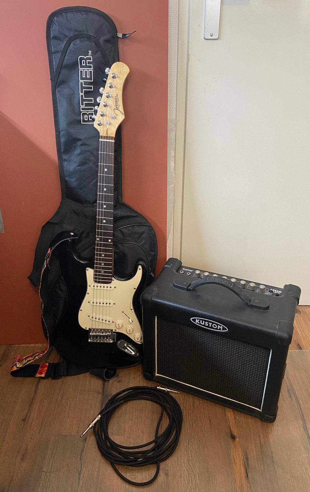 Johnson Stratocaster-stijl gitaar met Kustom Arrow 16DFX ver, Muziek en Instrumenten, Gebruikt, Met versterker, Solid body, Ophalen