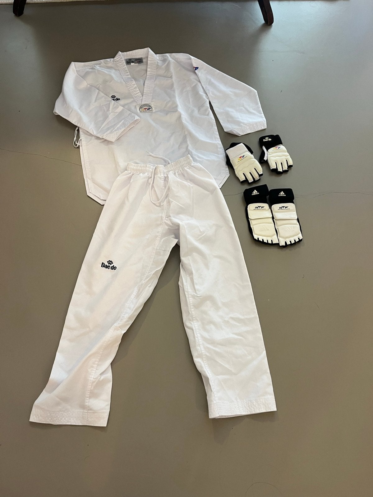 Taekwondo Pak (170cm) en Bescherming - Zo goed als nieuw, Taekwondo, Vechtsportpak, Zo goed als nieuw, Maat M