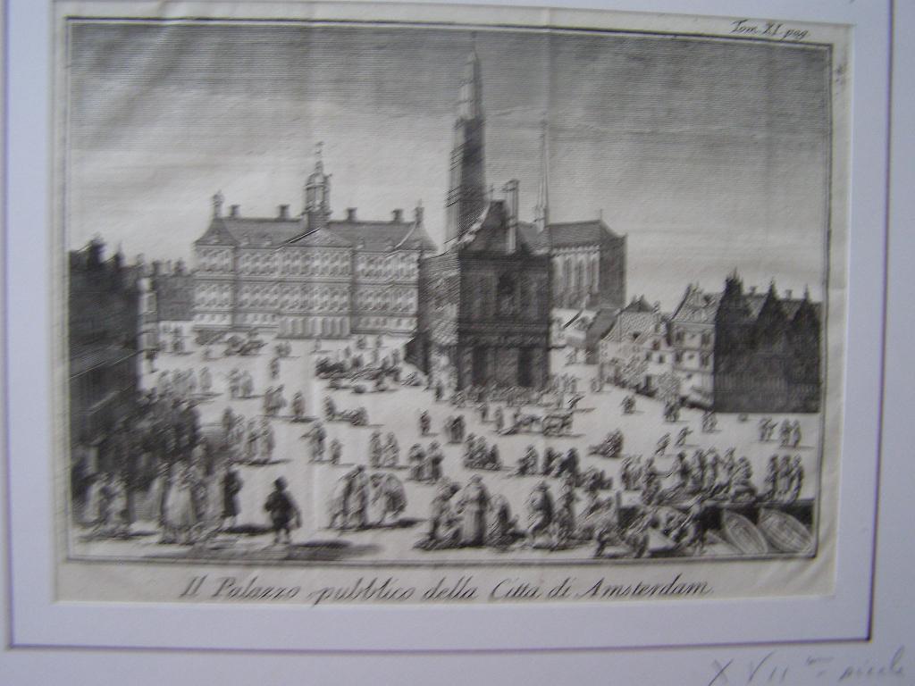 gravure Paleis op de Dam en de Waag rond 1725 Amsterdam, Antiek en Kunst, Kunst | Etsen en Gravures, Stadsgezicht, 17 cm, Ophalen of Verzenden