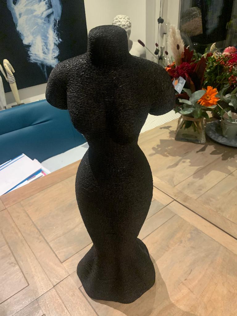 Mooi beeld dame 64 cm hoog, Antiek en Kunst, Kunst | Beelden en Houtsnijwerken, Kunststof, Zwart, Beeld, 50 - 100 cm