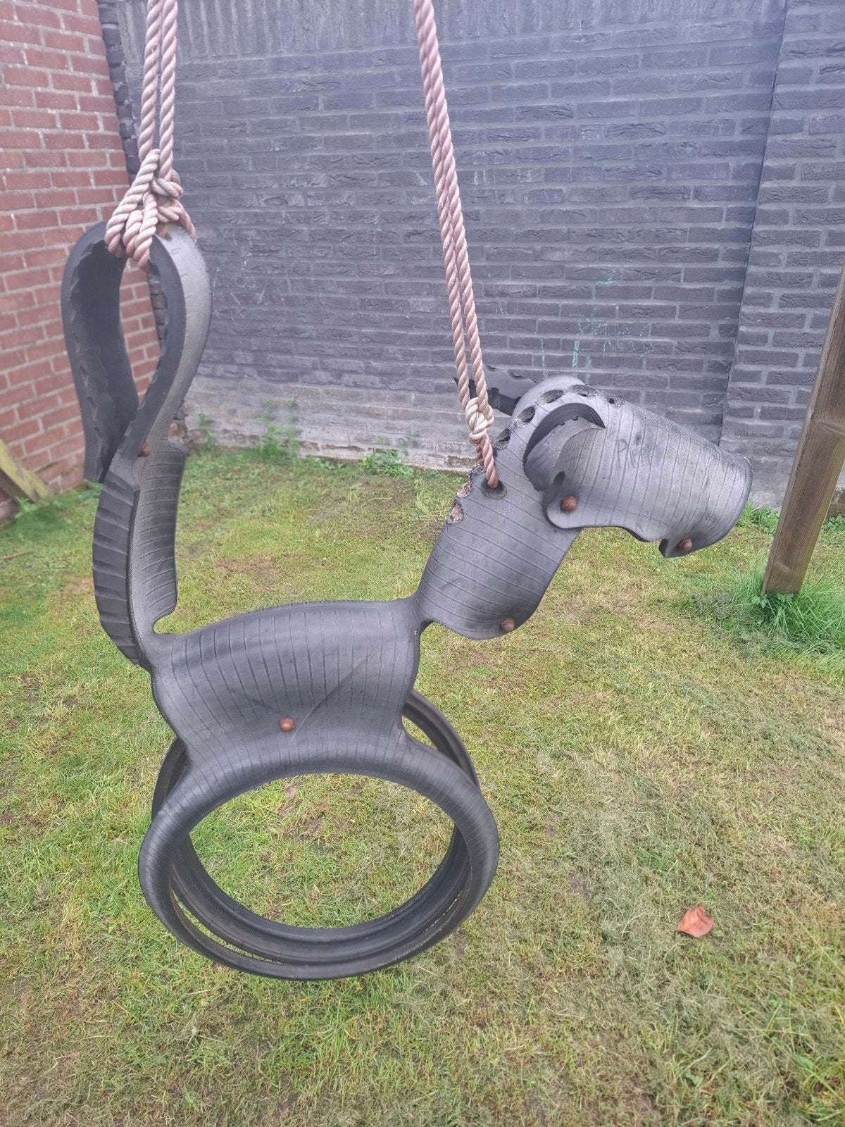 Unieke paardenschommel van gerecyclede banden, Kinderen en Baby's, Speelgoed | Buiten | Speeltoestellen, Ophalen, Gebruikt, Schommel