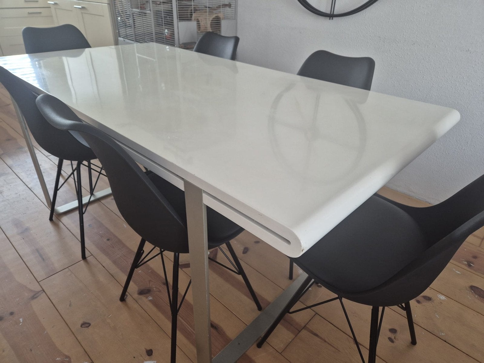Moderne witte eettafel met metalen onderstel, Gebruikt, 200 cm of meer, Metaal, Vier personen