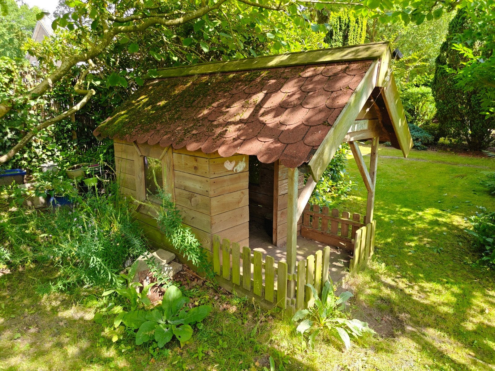 Houten speelhuisje met veranda en meubels, Kinderen en Baby's, Ophalen, Gebruikt, Hout