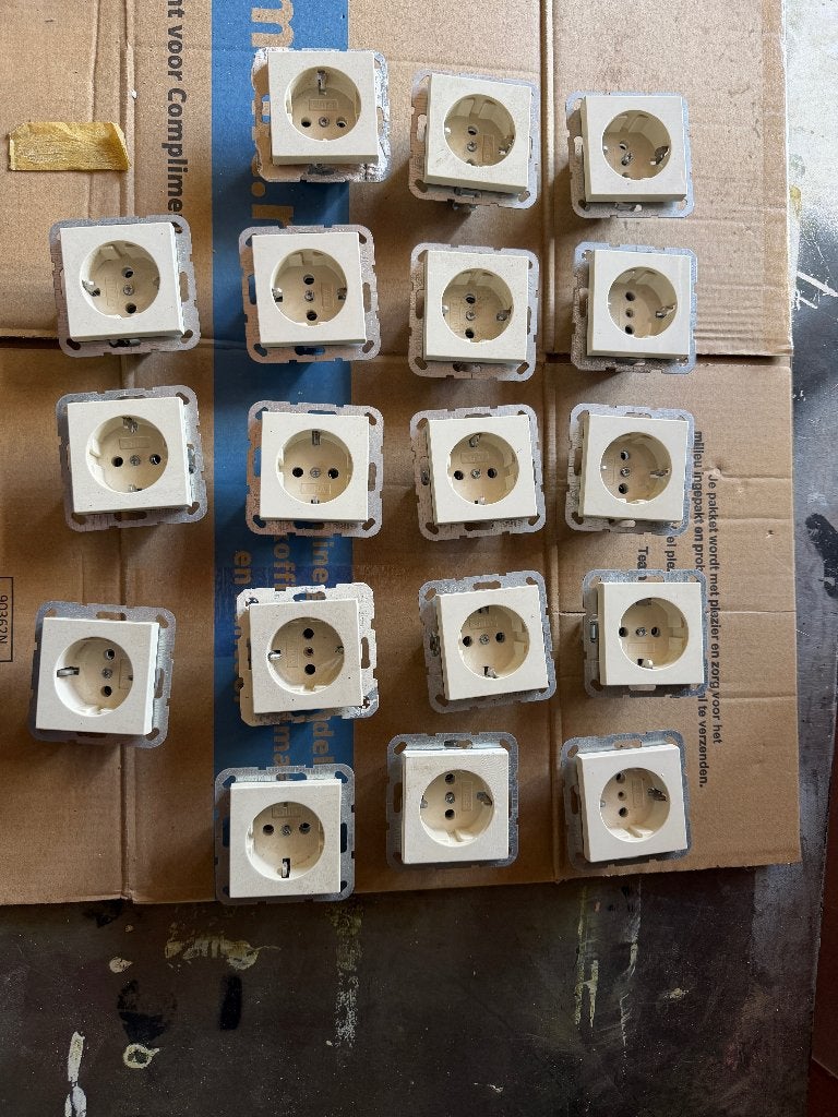 Gira geaard stopkontakt, Doe-het-zelf en Verbouw, Elektra en Kabels, Ophalen of Verzenden, Zo goed als nieuw, Gira, Stopcontact