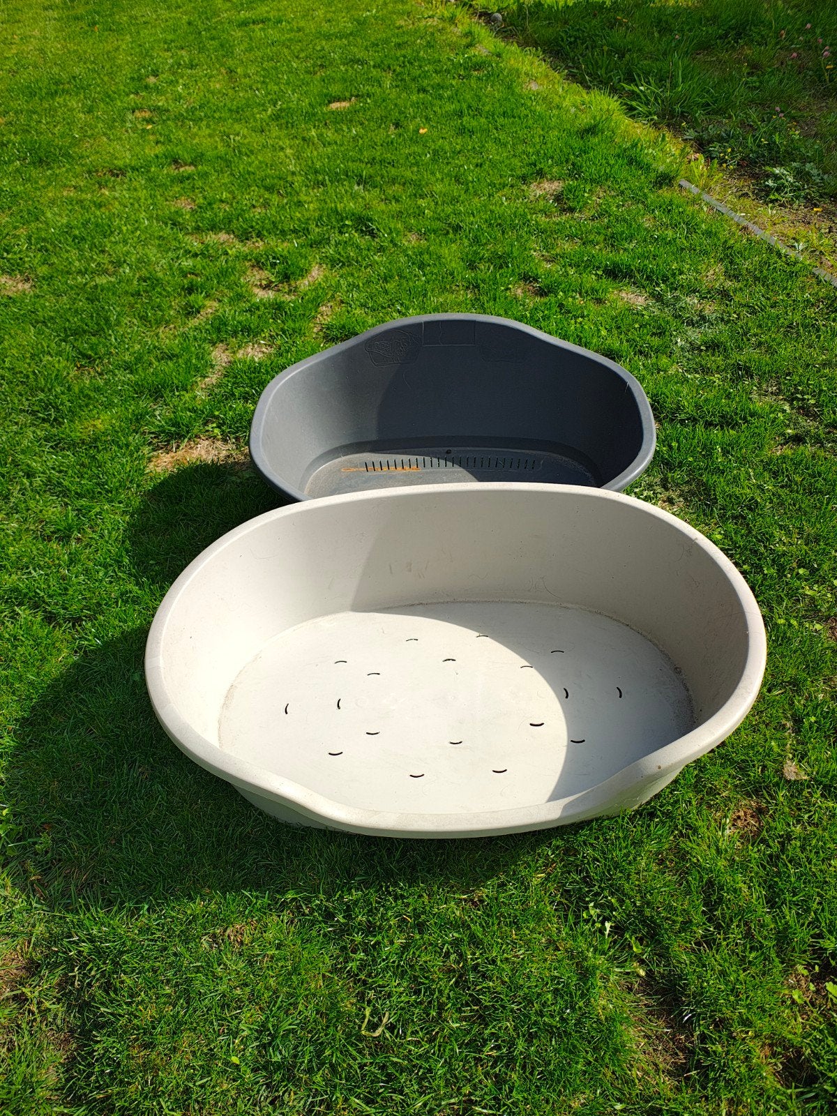2 kunstoffen honden manden, Ophalen, Polyester