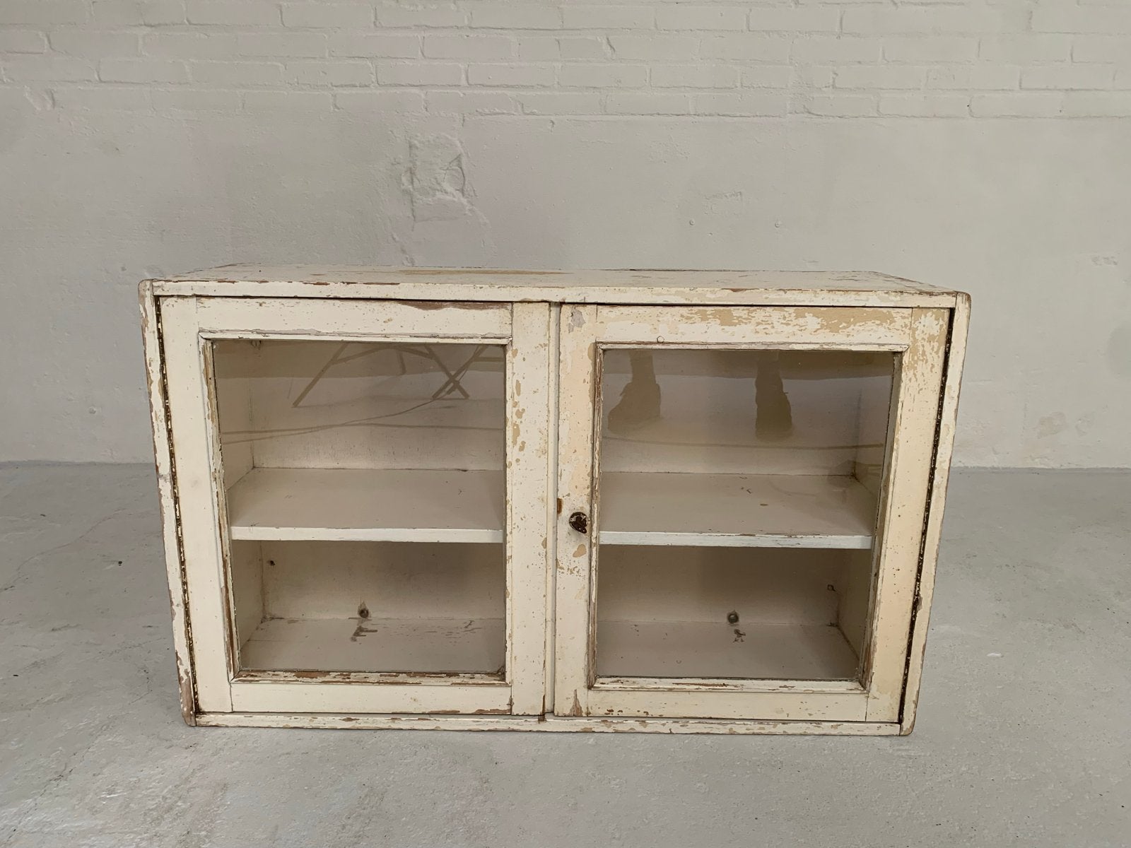 Vintage brocante wandkastje met glazen deuren, Antiek en Kunst, Antiek | Meubels | Kasten, Ophalen