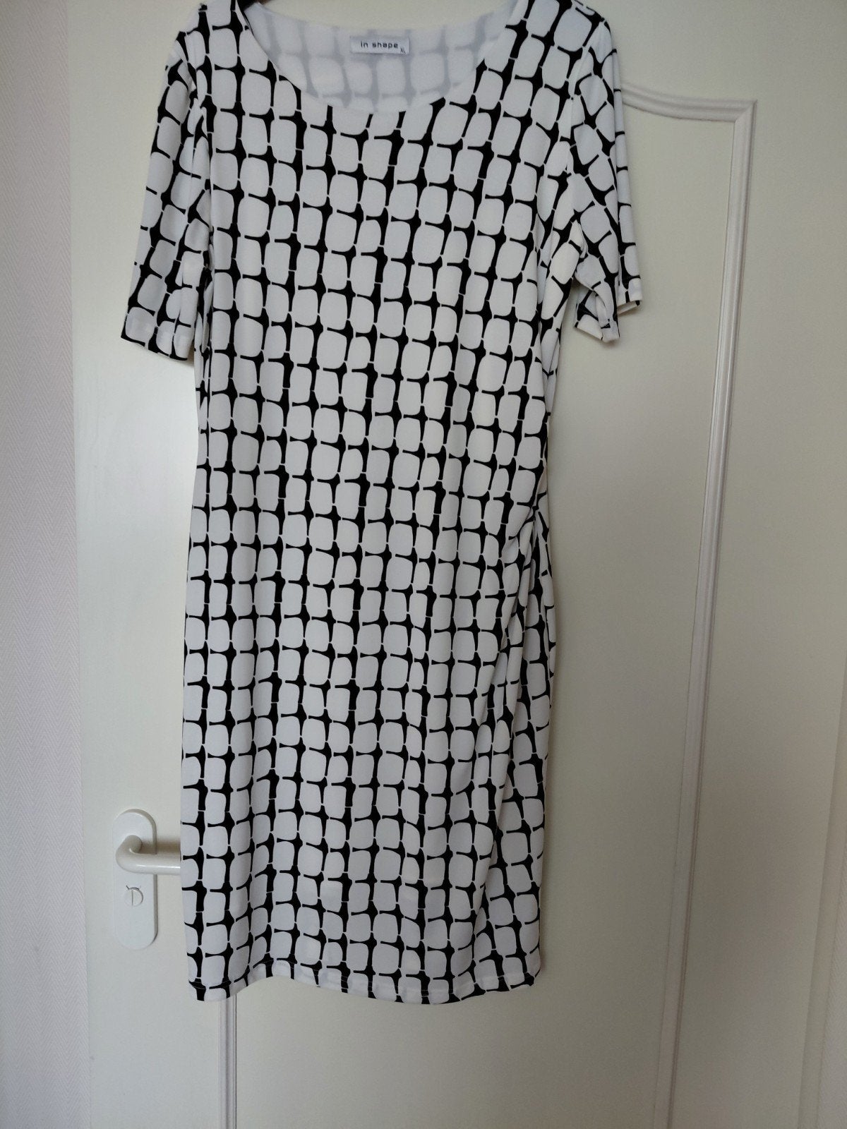 Jurk in shape xl, Kleding | Dames, Jurken, Overige kleuren, Maat 46/48 (XL) of groter, Zo goed als nieuw, Onder de knie