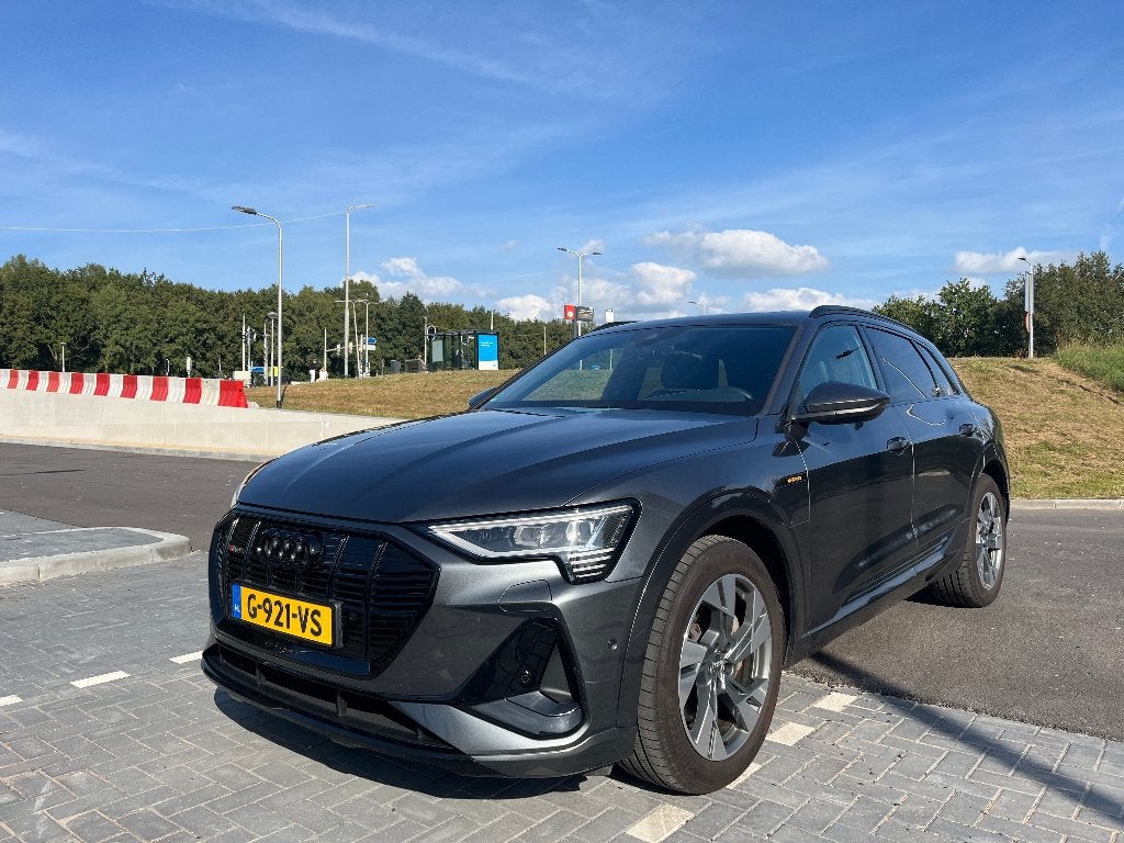 Audi e-tron 50 Quattro 313pk 2019 Grijs S-line, Automaat, 1800 kg, Zwart, 124 €/maand
