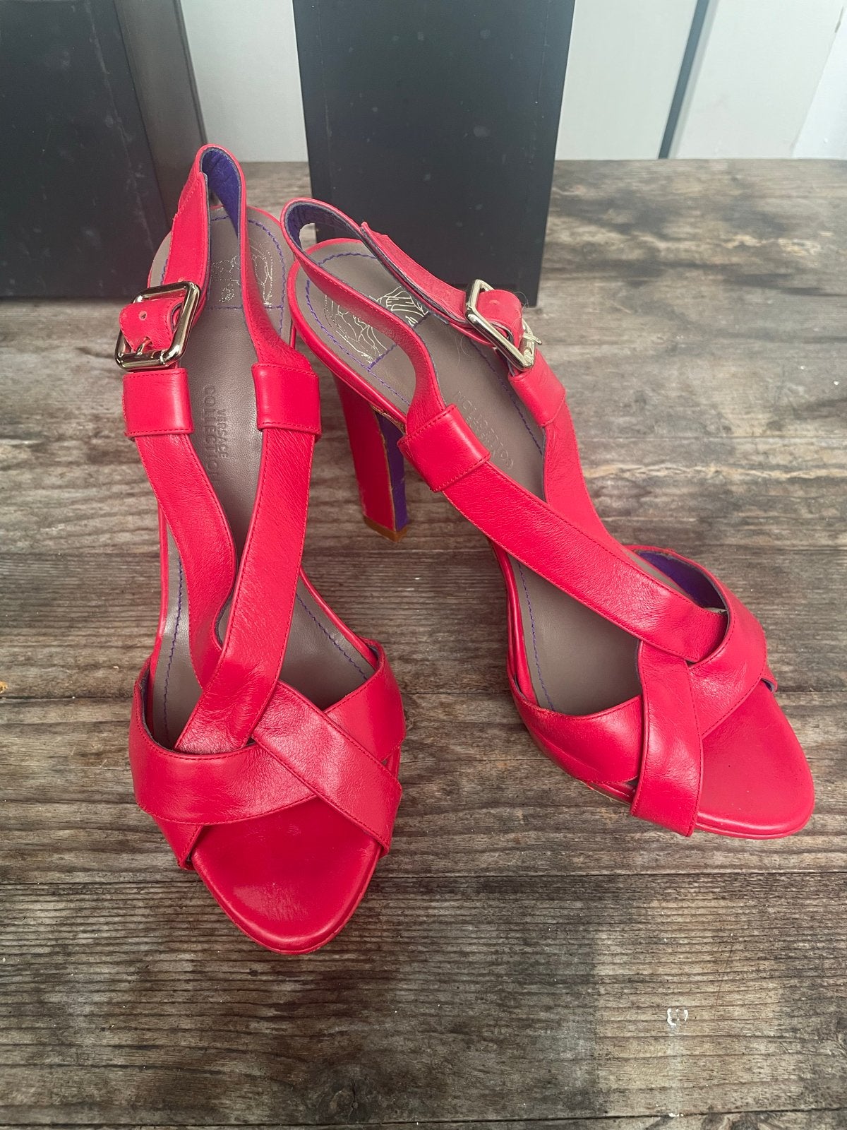 Versace Collection Rode Leren hakken Maat 39, Kleding | Dames, Ophalen of Verzenden, Zo goed als nieuw, Rood, Sandalen of Muiltjes