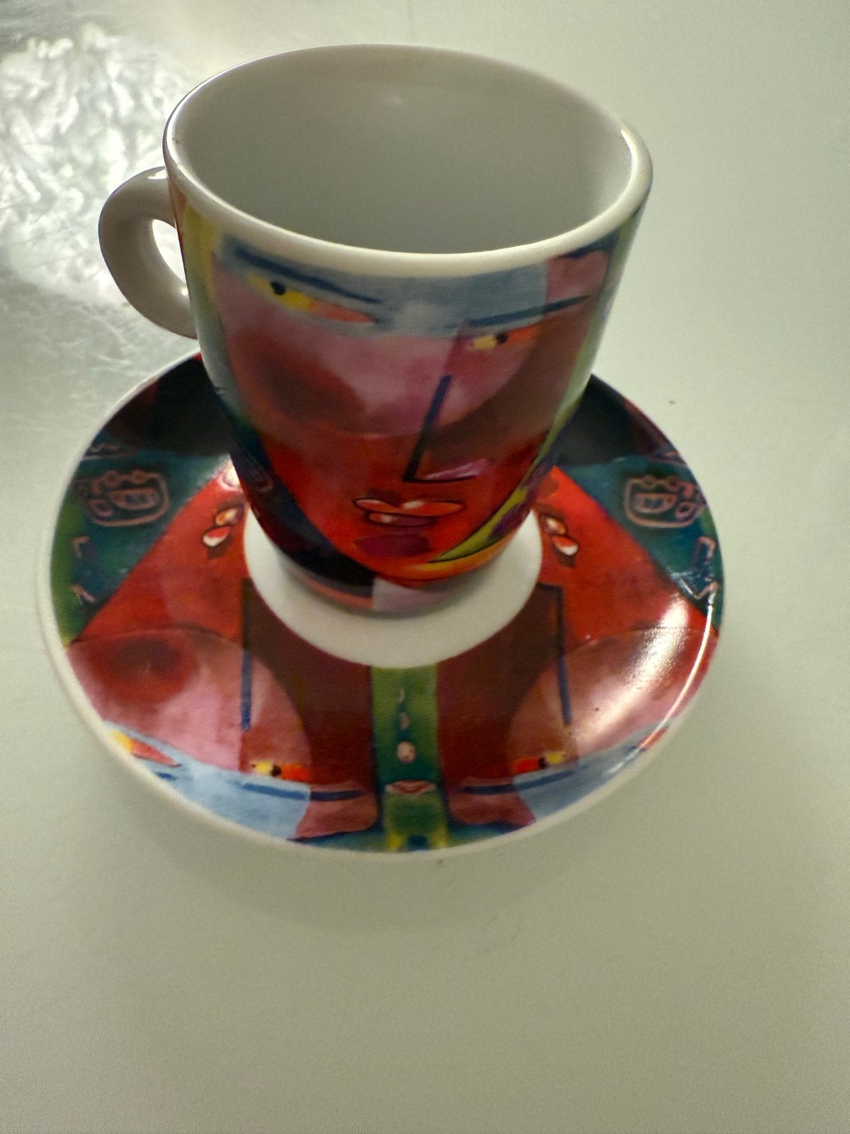 Yong espresso kop en schotel met abstract gezicht, Huis en Inrichting, Keuken | Servies, Overige merken, Keramiek, Ophalen of Verzenden