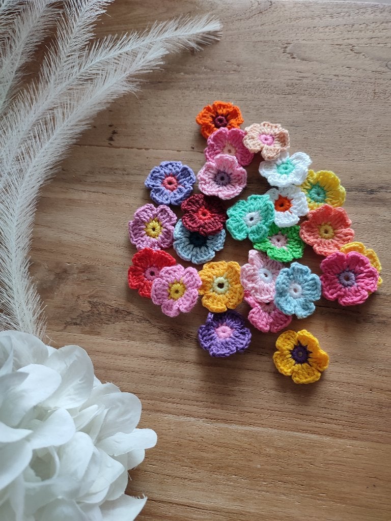 24 gehaakte bloemetjes 3,5 cm in div. kleuren te koop, Ophalen of Verzenden, Nieuw, Applicatie