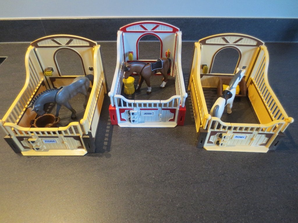 Playmobiel: 3 Paardenstallen met Paard -hooi -ruif en emmer., Ophalen of Verzenden, Zo goed als nieuw, Complete set, Overige typen
