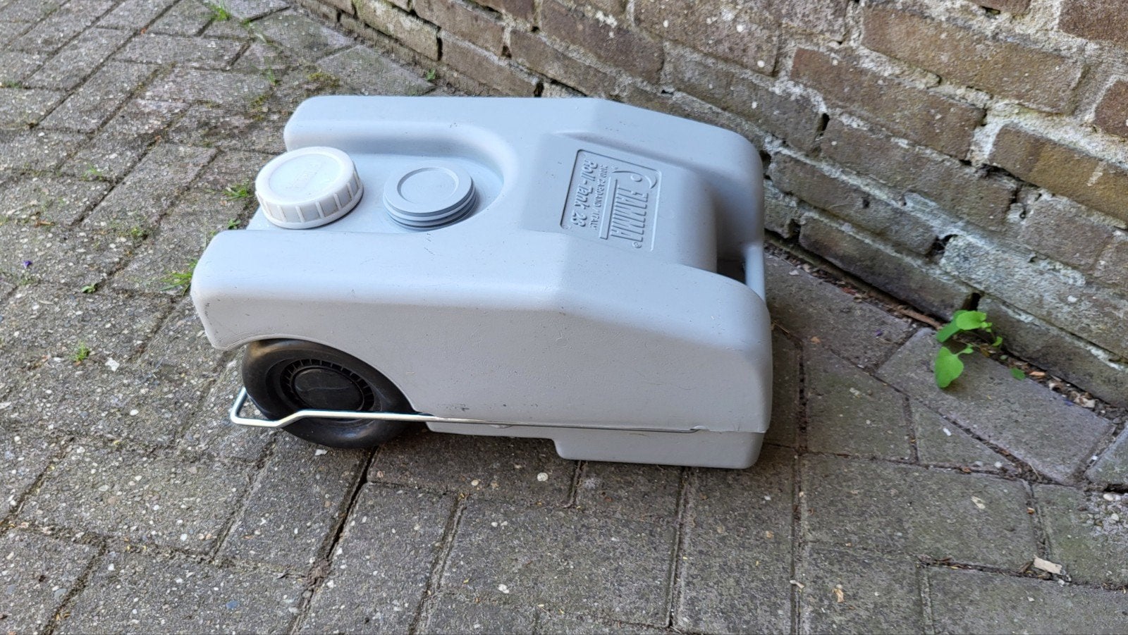 Vuilwater roltank Fiamma, Ophalen