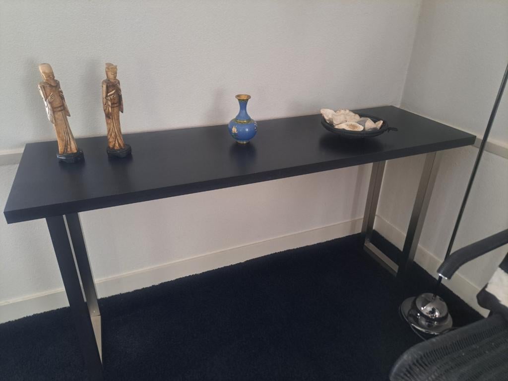Strak zwarte side table met metalen poten, Minder dan 50 cm, Gebruikt, 100 tot 150 cm, Modern