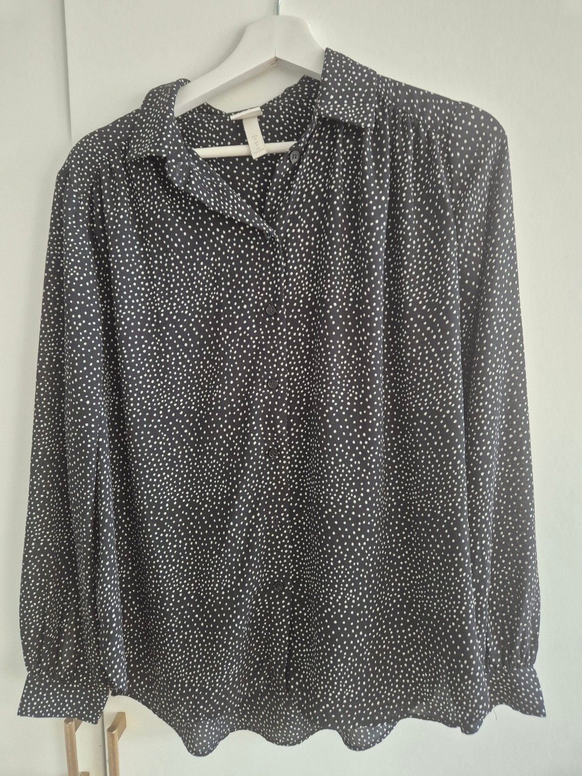 H&M Zwarte Blouse met Witte Stippen - Maat 44, Kleding | Dames, H&M, Zwart, Maat 42/44 (L), Ophalen of Verzenden
