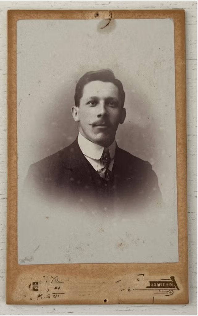 CDV Man met snor, fotograaf Corns. Henning (1911), Verzamelen, Gebruikt, Foto, Ophalen of Verzenden, Voor 1940