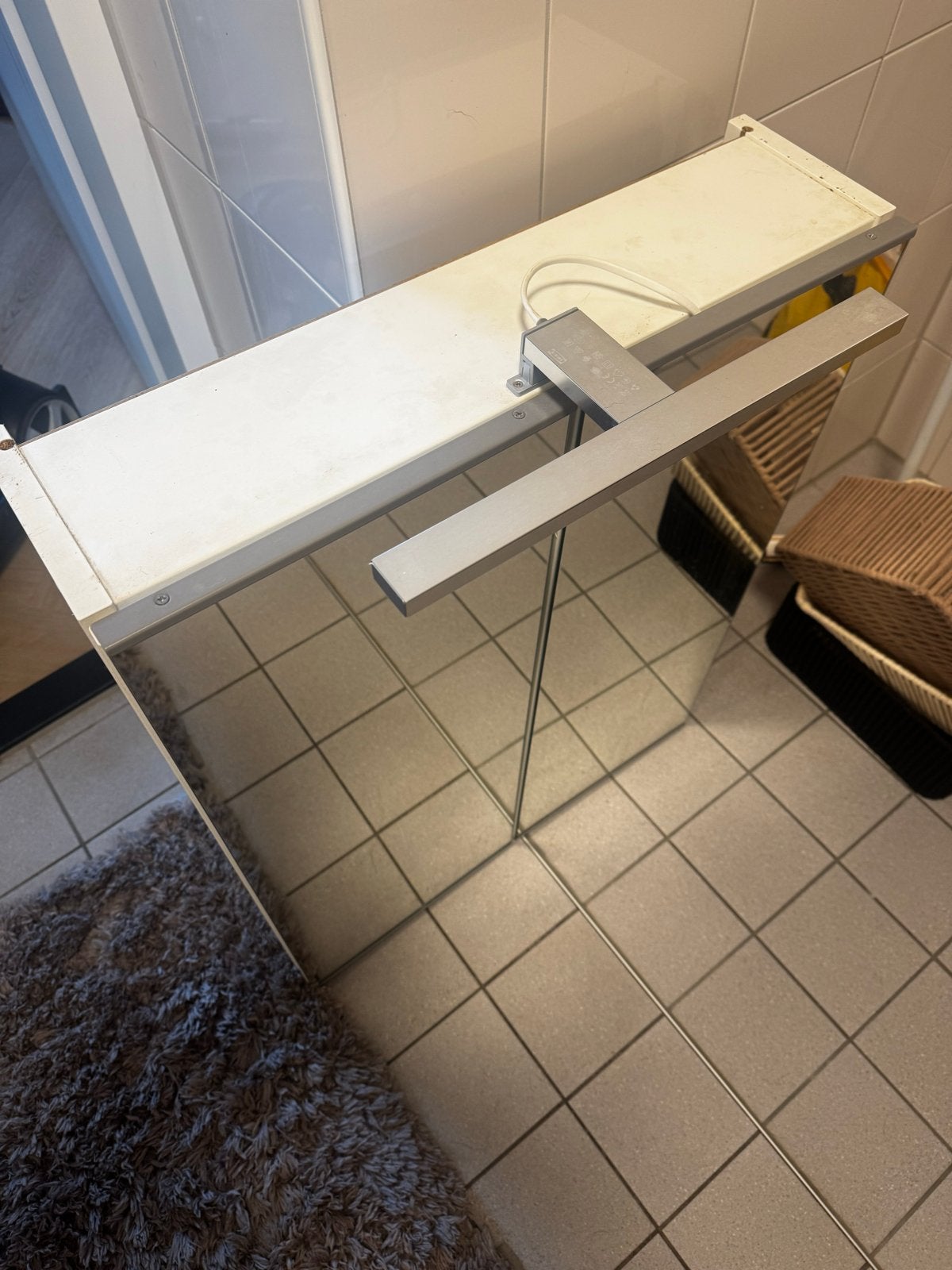 IKEA ENHET Spiegelkast met deuren en LED verlichting, Huis en Inrichting, Ophalen, Spiegelkast, 50 tot 100 cm, Zo goed als nieuw