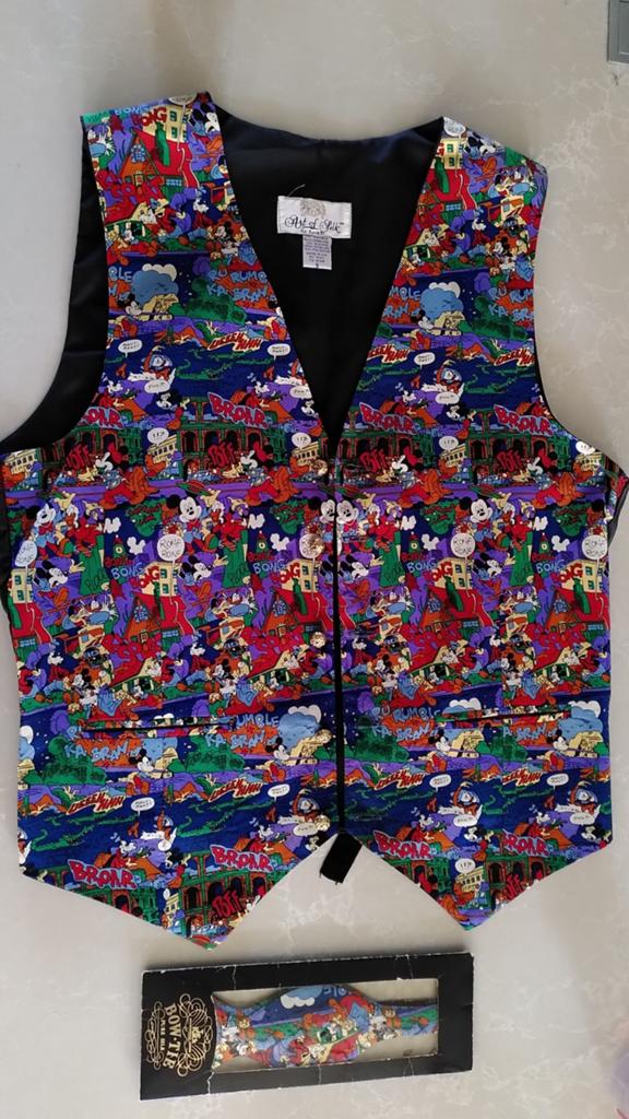 Zijden Gilet en vlinderstrik met Disney print, Ophalen of Verzenden, Zo goed als nieuw, Maat 46 (S) of kleiner, Art of silk