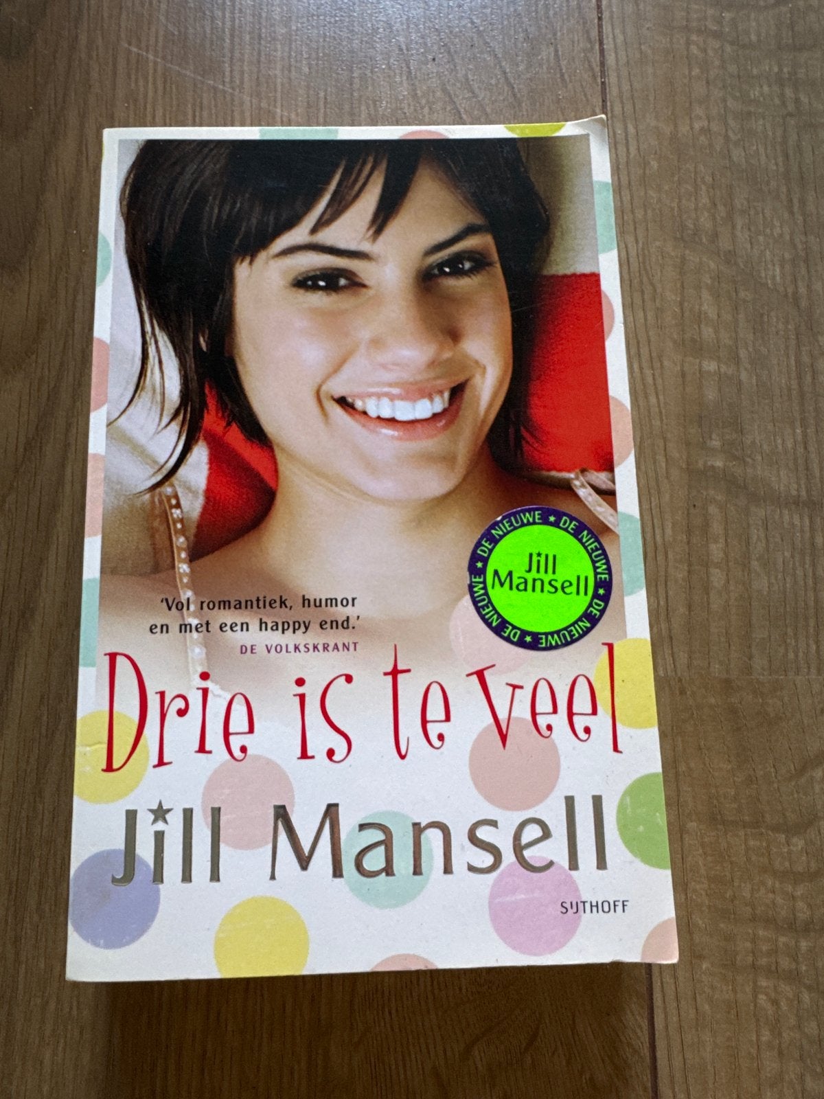 Drie is te veel - Jill Mansell (Roman), Ophalen of Verzenden, Gelezen