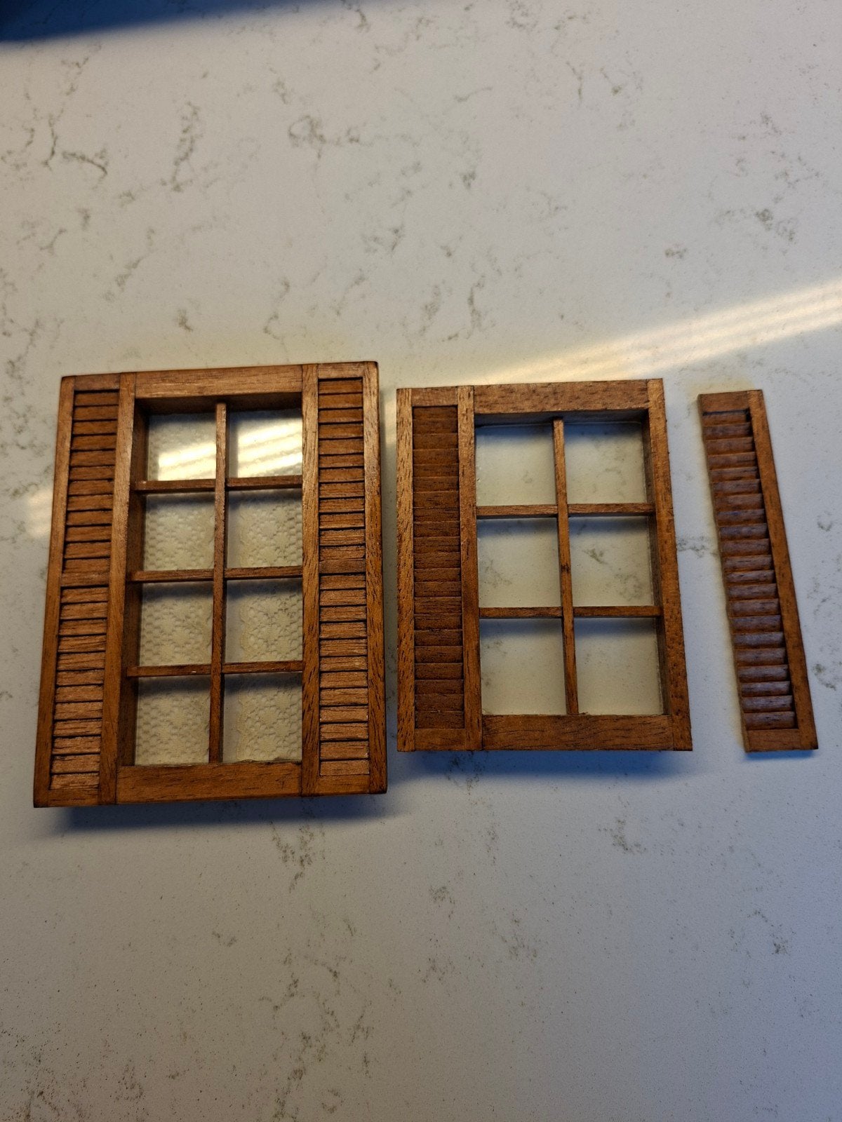 2 houten ramen voor poppenhuis, Ophalen, Gebruikt, Poppenhuis