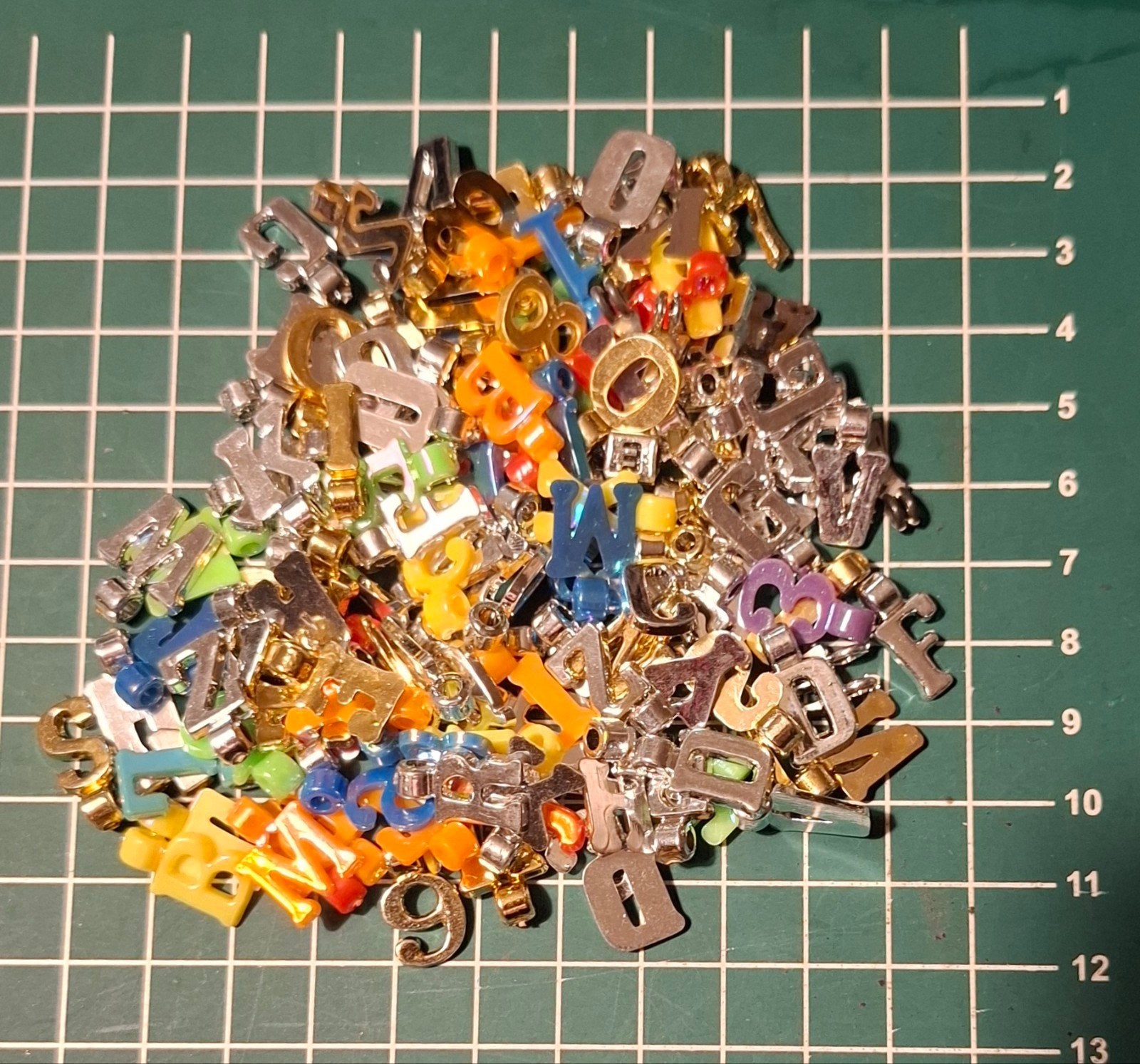 Mix van letter- en cijferkralen voor sieraden
