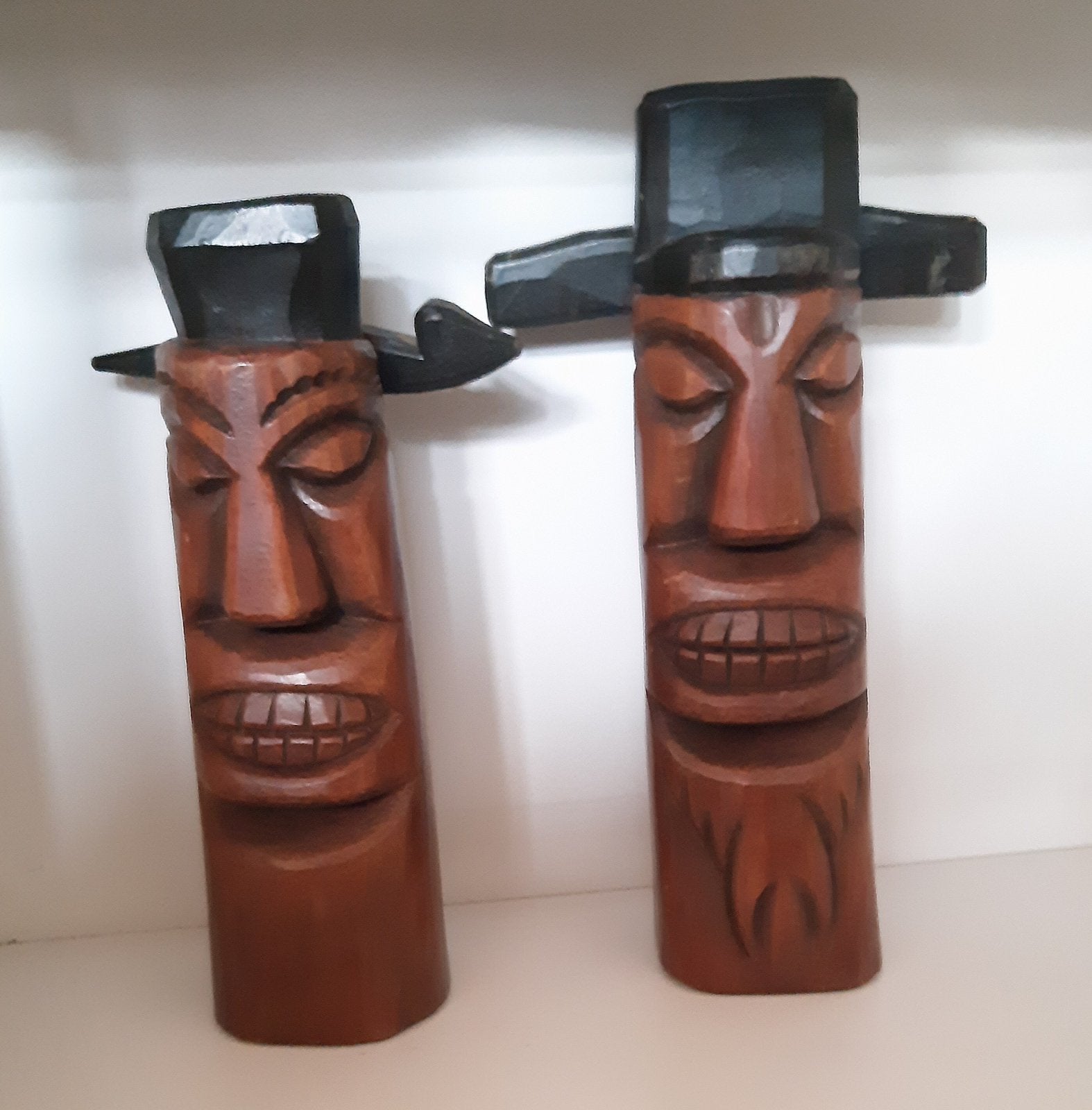Set van 2 handgesneden houten Tiki-totembeelden uit Polynesi, Oceanië, Verzenden, Handgemaakt, 20 - 50 cm