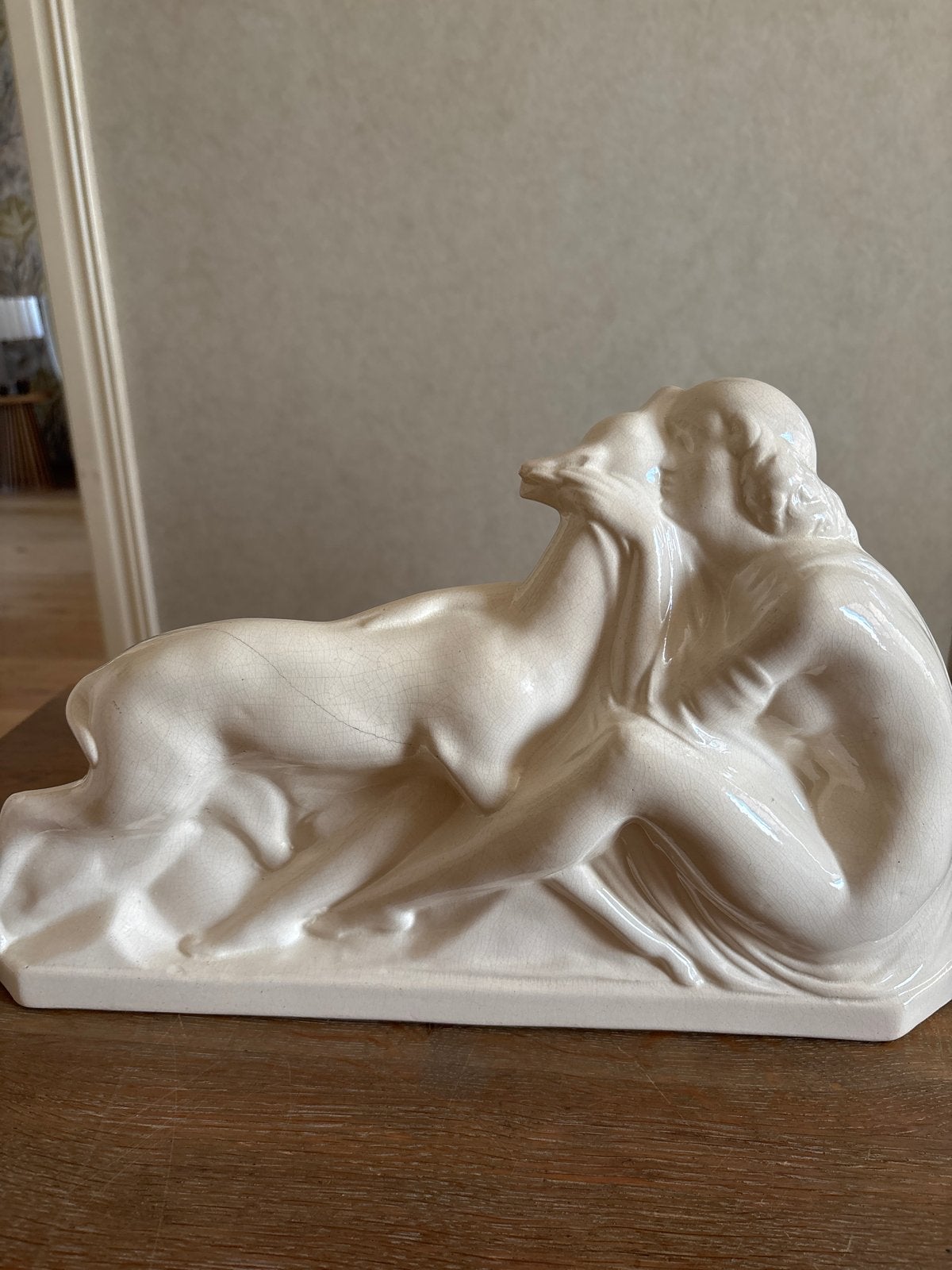 Art Deco beeld vrouw met hert, wit keramiek, Geglazuurd, Art deco, Ophalen of Verzenden, 20 - 50 cm