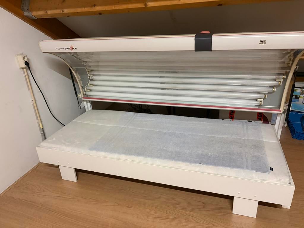 Alisun Expression XL12, zonnehemel met bed en matras, Witgoed en Apparatuur, Zonnebanken en Gezichtsbruiners, Gebruikt, Zonnebank enkelzijdig