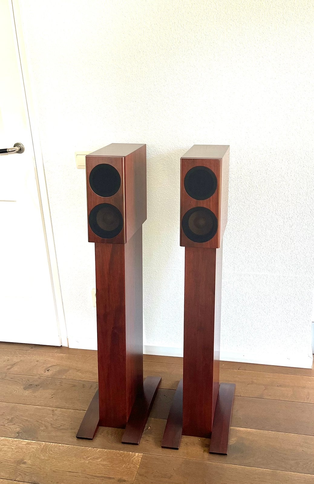 ‘Lust voor oog en oor’  Fraai klinkende  slanke zuiltjes., Zo goed als nieuw, 120 watt of meer, Front, Rear of Stereo speakers