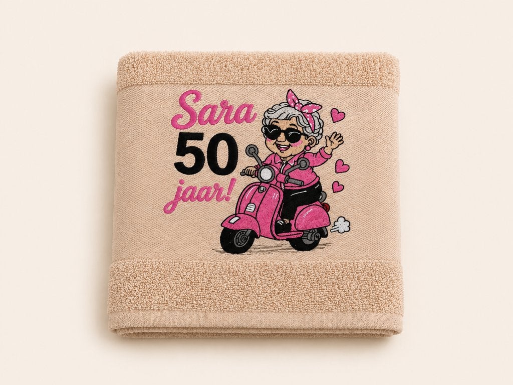 Sara 50 jaar op scooter handdoek NIEUW, Ophalen of Verzenden, Nieuw, Overige typen, Abraham of Sarah