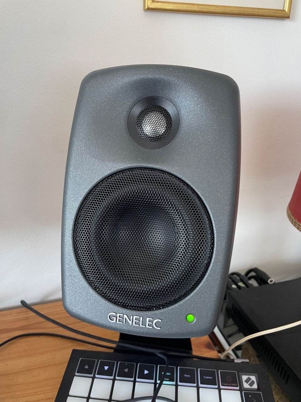 2x Genelec 8020D near-field monitoren inclusief 2x Z8020-3 t