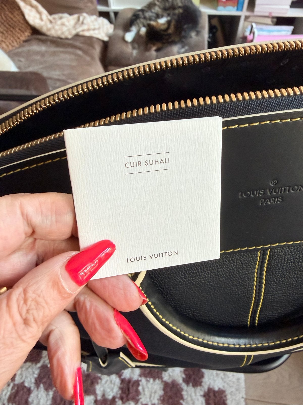 Foto 18 van Louis Vuitton Suhali Lockit Handtas Zwart