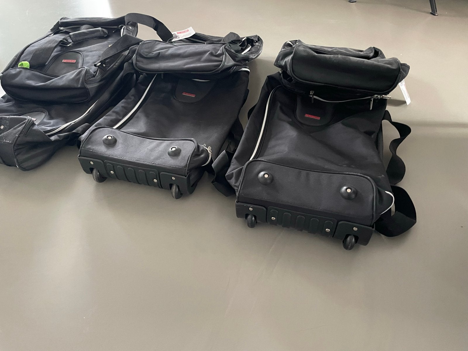 Kofferset van travelbags: 3 Rolkoffers & 3 Reistassen, Gebruikt, Zacht kunststof, 35 tot 45 cm, Uitschuifbare handgreep