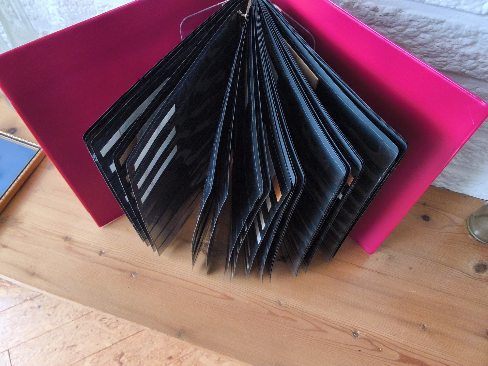 cigarettenbandjes in rood insteekalbum, helemaal vol., Roze, Gebruikt, Overige merken, Ophalen of Verzenden