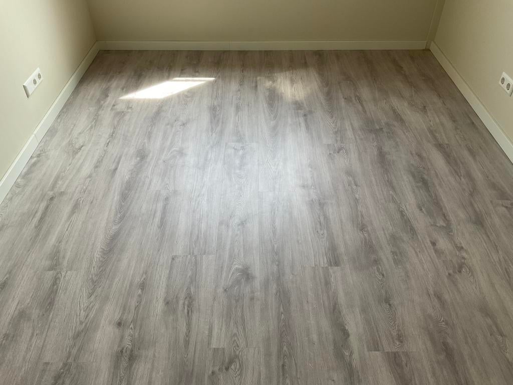 +/- 35 m2 Licht grijs eiken laminaat afhalen in Waddinxveen, Ophalen, Gebruikt, 50 tot 150 cm, 10 m² of meer